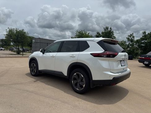 Certified 2025 Nissan Rogue SV FWD image 3