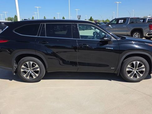 Used 2021 Toyota Highlander XLE AWD/4WD image 6