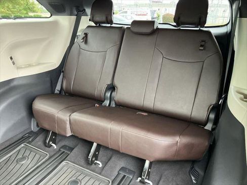Certified 2023 Toyota Sienna Platinum image 31