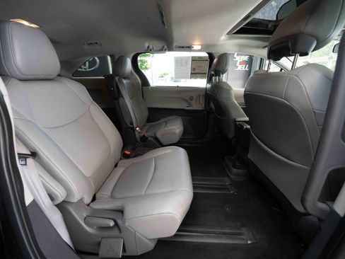 Used 2021 Toyota Sienna XLE FWD image 25