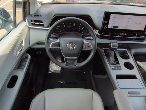 Used 2025 Toyota Sienna XLE FWD image 16