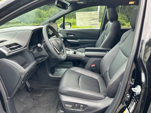 New 2026 Toyota Sienna XLE Woodland Edition AWD/4WD image 9