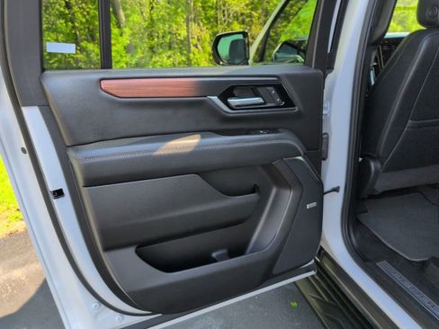 Used 2025 GMC Yukon XL Denali AWD/4WD image 23