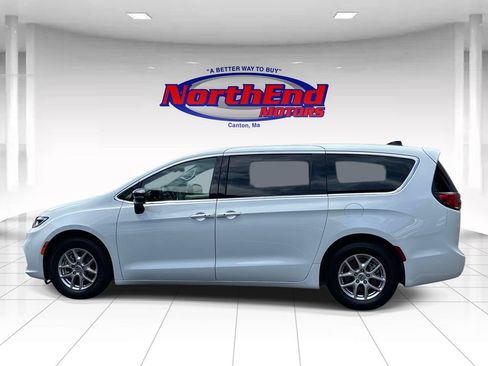 Used 2024 Chrysler Pacifica Touring-L FWD image 4