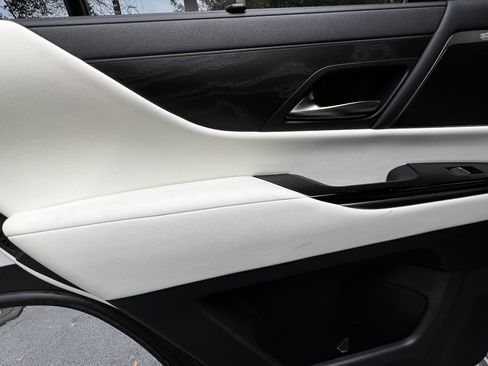 Used 2022 Lexus LX 600 4WD w/ Accessory Package (Z1) image 31