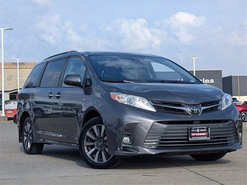 Used 2020 Toyota Sienna XLE Premium image 2