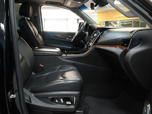 Used 2018 Cadillac Escalade ESV Luxury AWD/4WD image 29