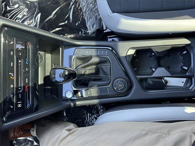 Certified 2025 Volkswagen Taos SE AWD/4WD image 17