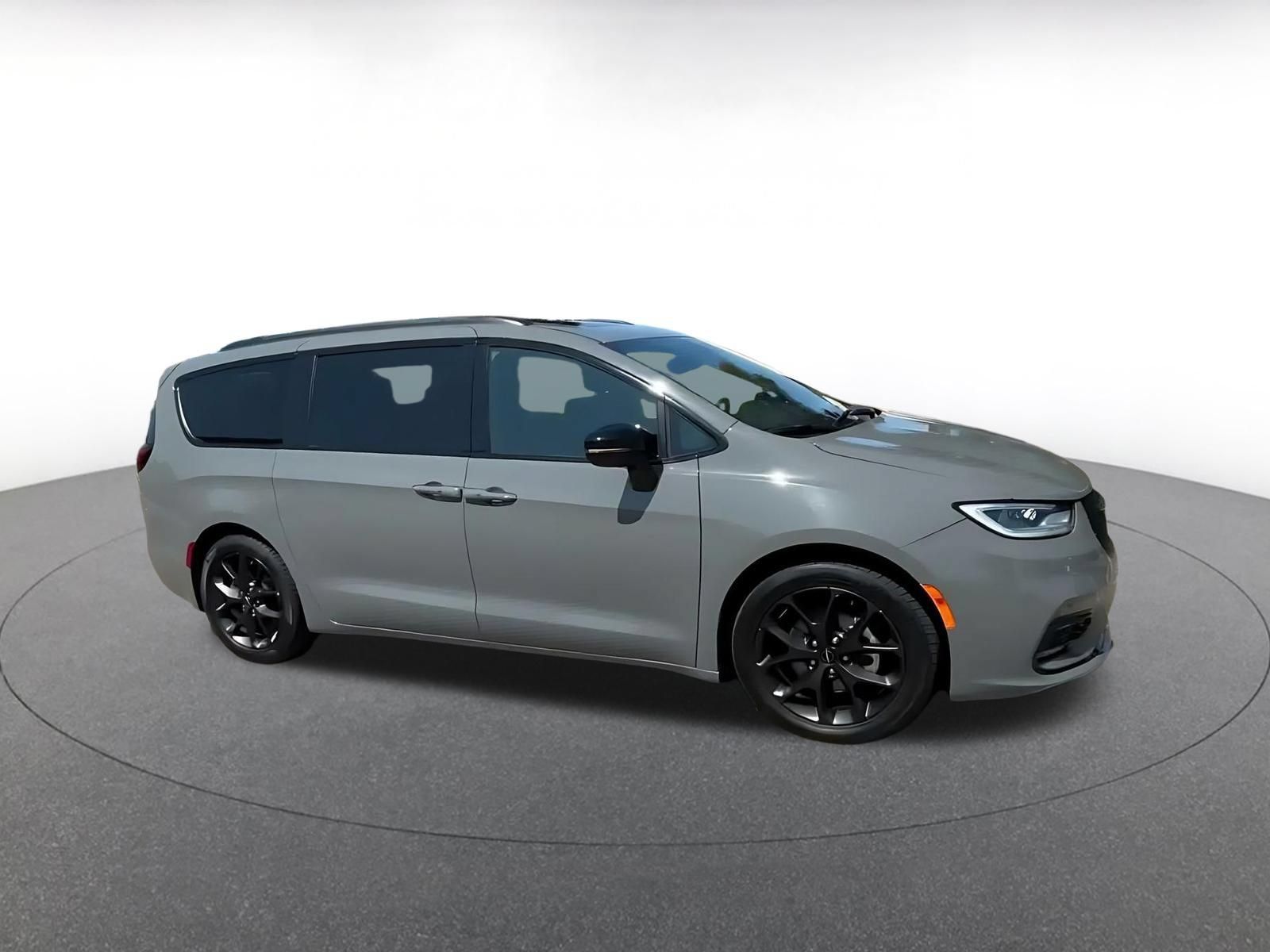 Used 2025 Chrysler Pacifica Limited FWD image 2