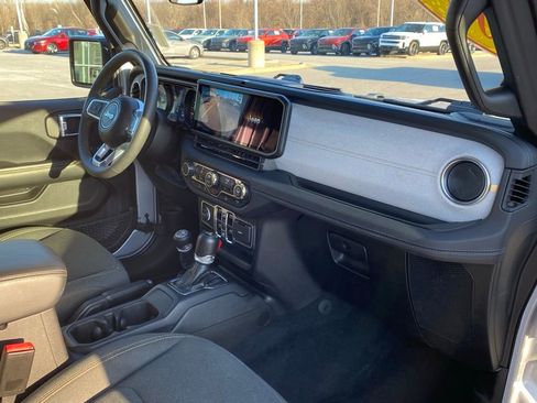 Used 2024 Jeep Wrangler Unlimited Sahara AWD/4WD image 31