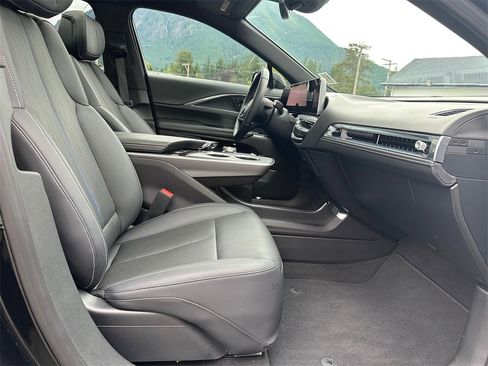 Used 2024 Cadillac Lyriq Luxury image 11