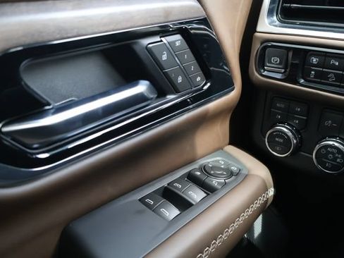 Used 2025 GMC Yukon XL Denali Ultimate AWD/4WD image 19