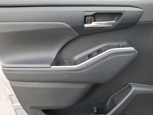 Used 2023 Toyota Highlander XLE image 27