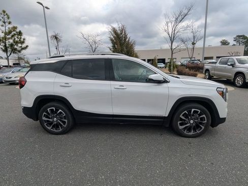 Used 2023 GMC Terrain SLT w/ Infotainment Package II image 2