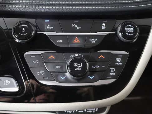 Used 2024 Chrysler Pacifica Limited FWD image 50