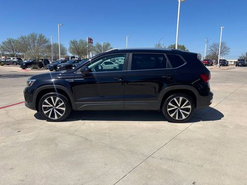 Used 2024 Volkswagen Taos SE image 2