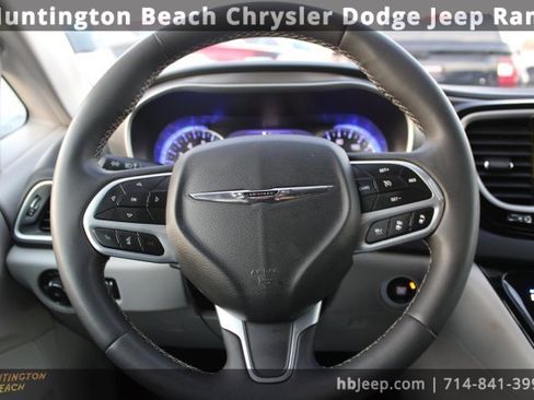 Used 2023 Chrysler Pacifica Touring-L image 14