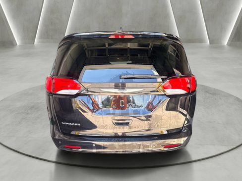 Used 2024 Chrysler Voyager LX FWD image 5