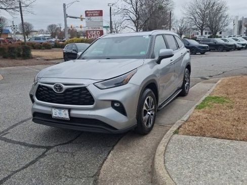 Used 2024 Toyota Highlander LE image 3