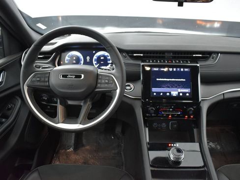 Used 2025 Jeep Grand Cherokee Altitude AWD/4WD image 12