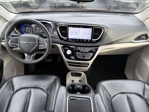 Used 2023 Chrysler Pacifica Touring-L image 12