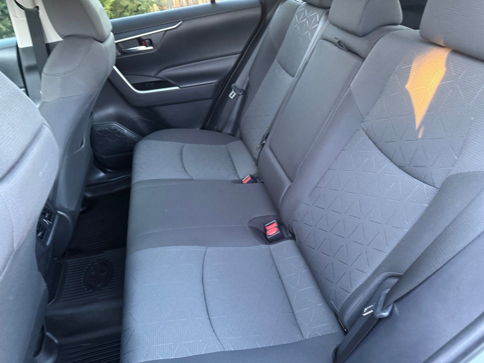 Used 2021 Toyota RAV4 XLE w/ XLE Grade Weather Package AWD/4WD image 17