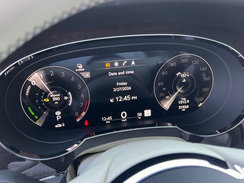 Used 2021 Bentley Bentayga Plug-In Hybrid AWD/4WD image 29
