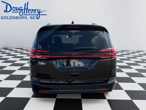 Used 2025 Chrysler Pacifica Limited FWD image 4
