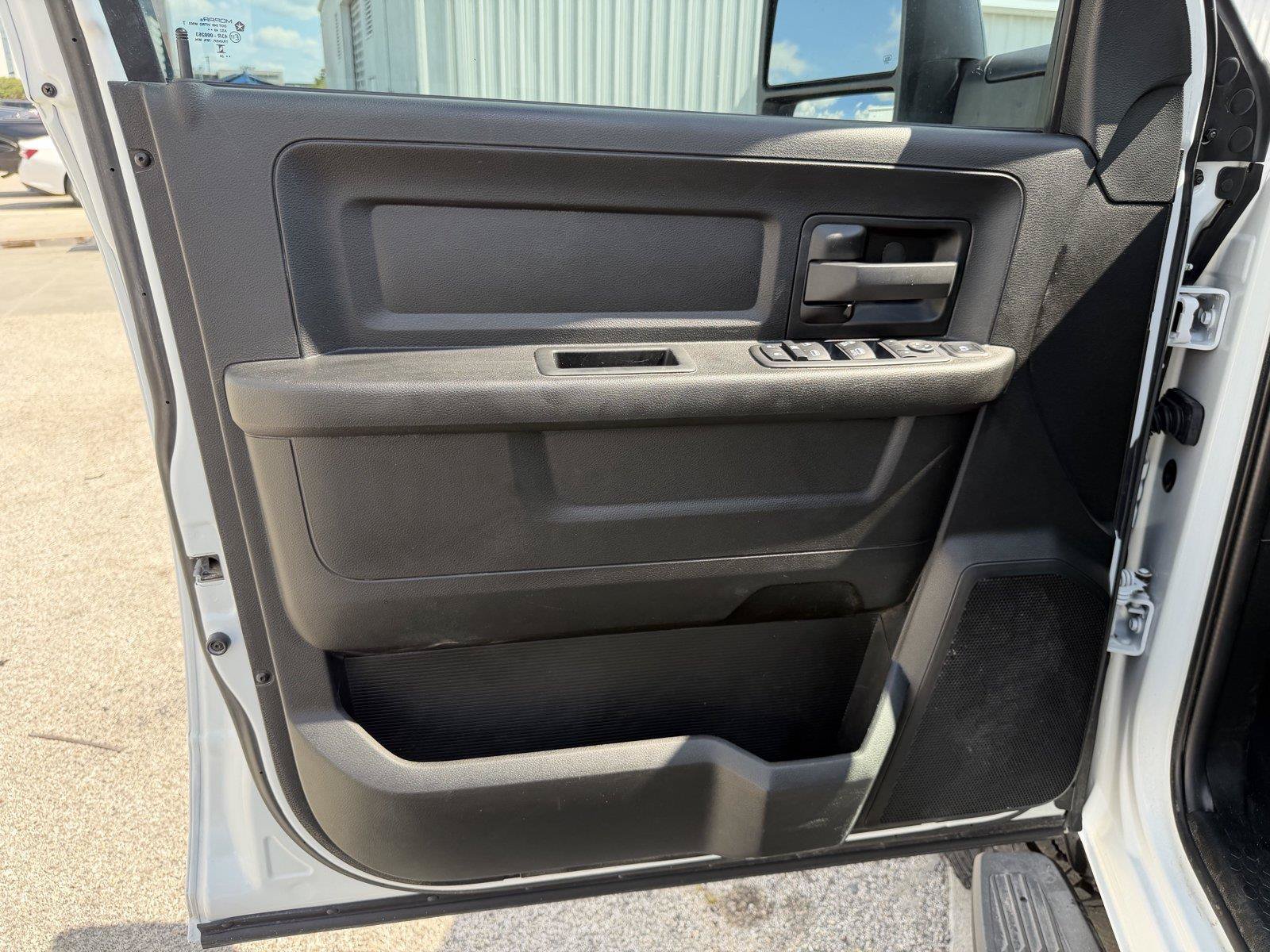 Used 2024 RAM 2500 Tradesman w/ Chrome Appearance Group AWD/4WD image 11