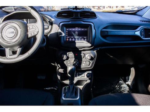 Used 2018 Jeep Renegade Latitude w/ Popular Equipment Group image 14