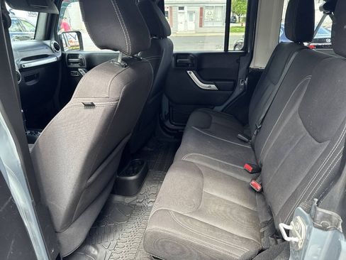 Used 2015 Jeep Wrangler Unlimited Sahara w/ Dual Top Group AWD/4WD image 8
