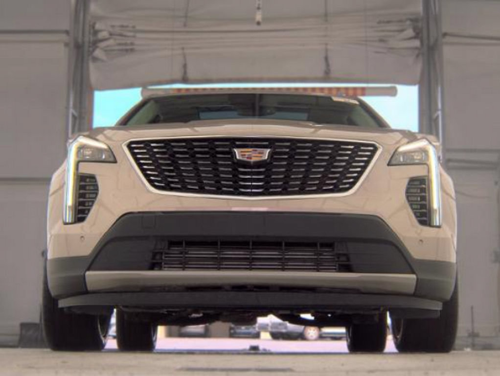 Used 2023 Cadillac XT4 Premium Luxury w/ Technology Package AWD/4WD image 3