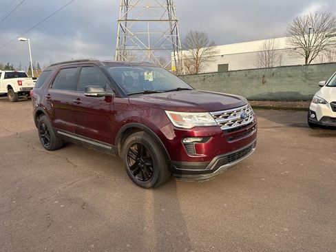Used 2018 Ford Explorer XLT w/ Equipment Group 202A image 3