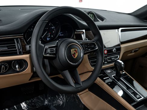 Certified 2025 Porsche Macan image 14