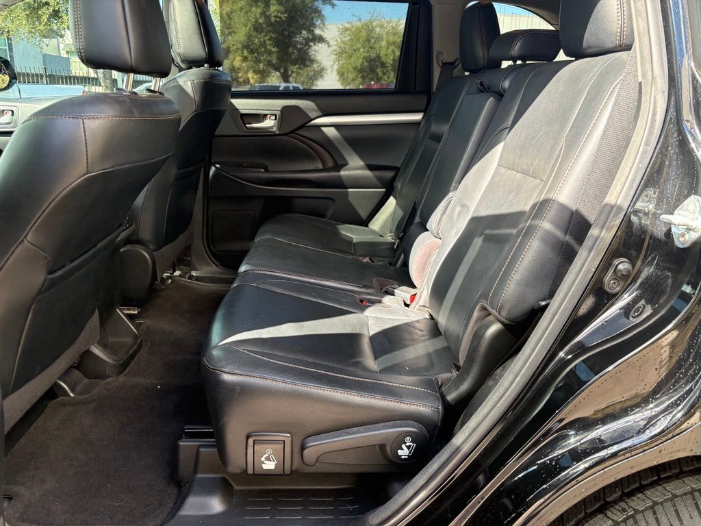 Used 2017 Toyota Highlander XLE w/ Carpet Mat Package FWD image 10