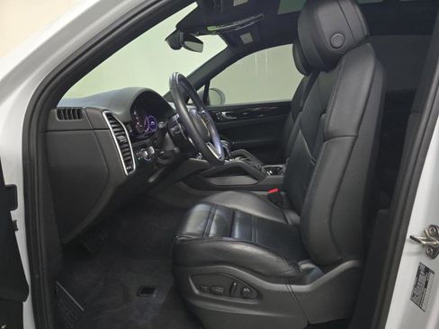 Used 2023 Porsche Cayenne Platinum Edition w/ Premium Package image 9