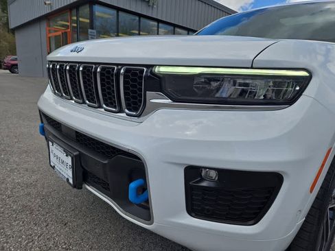 Used 2022 Jeep Grand Cherokee Overland w/ Luxury Tech Group IV AWD/4WD image 9