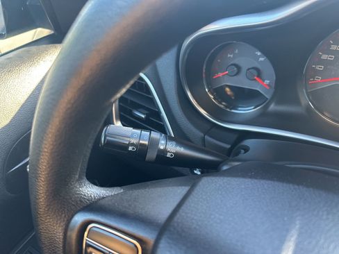 Used 2013 Dodge Avenger SE image 16