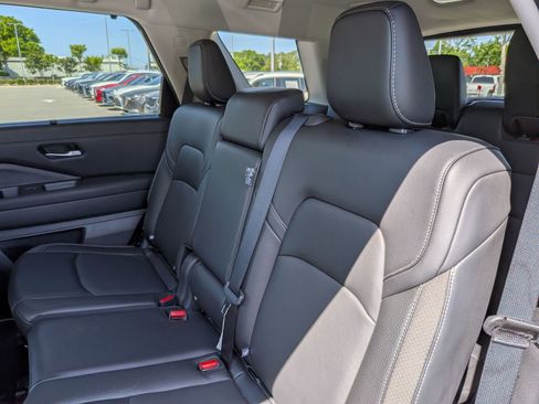 Used 2024 Nissan Pathfinder SL AWD/4WD image 30