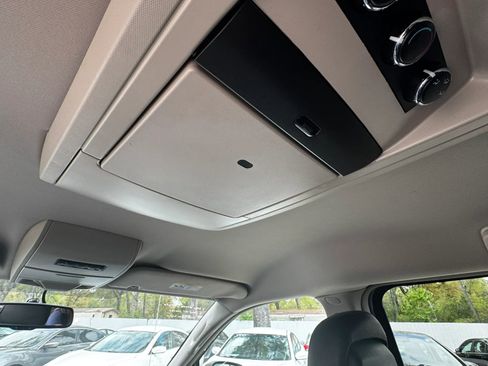 Used 2016 Chrysler Town & Country Touring image 18