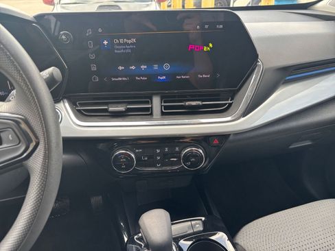 Used 2025 Chevrolet Trax LT image 17