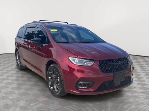 Used 2023 Chrysler Pacifica Limited w/ Uconnect Theater Family Group AWD/4WD image 3