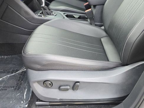 Used 2024 Volkswagen Tiguan SE w/ Panoramic Sunroof Package FWD image 21