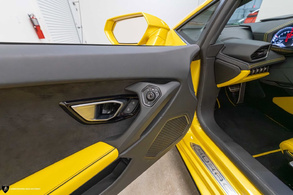 Used 2020 Lamborghini Huracan EVO RWD image 29