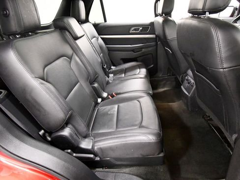 Used 2018 Ford Explorer XLT w/ Equipment Group 202A AWD/4WD image 19