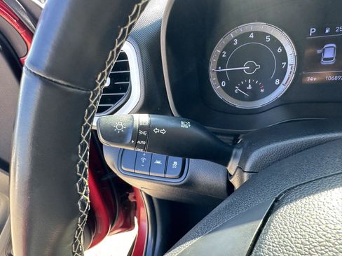 Used 2022 Hyundai Venue Limited image 23