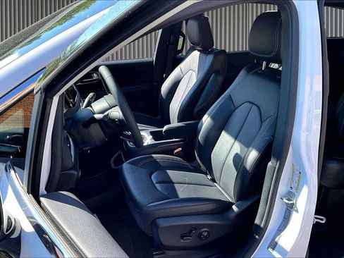 Used 2026 Chrysler Pacifica Select FWD image 22