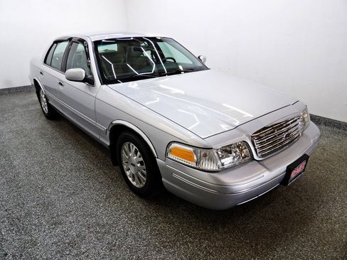 Used 2003 Ford Crown Victoria LX RWD image 3