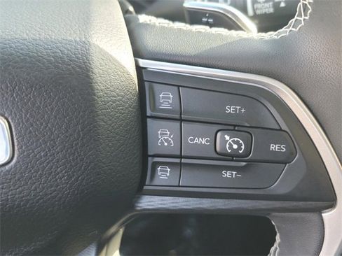 Used 2023 Jeep Grand Cherokee Laredo X image 17