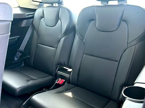 Used 2022 Volvo XC90 T5 Momentum w/ Protection Package Premier FWD image 21